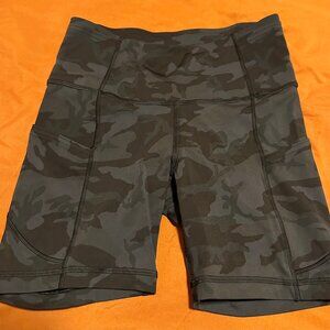 Lululemon Bike Shorts - Size 4 Camo